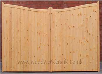 Low centre version of our Beaumaris timber driveway gates