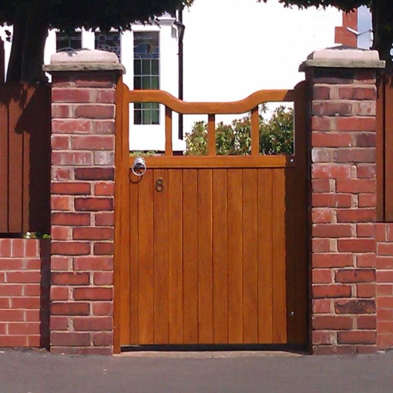 Bala pedestrian gate oak
